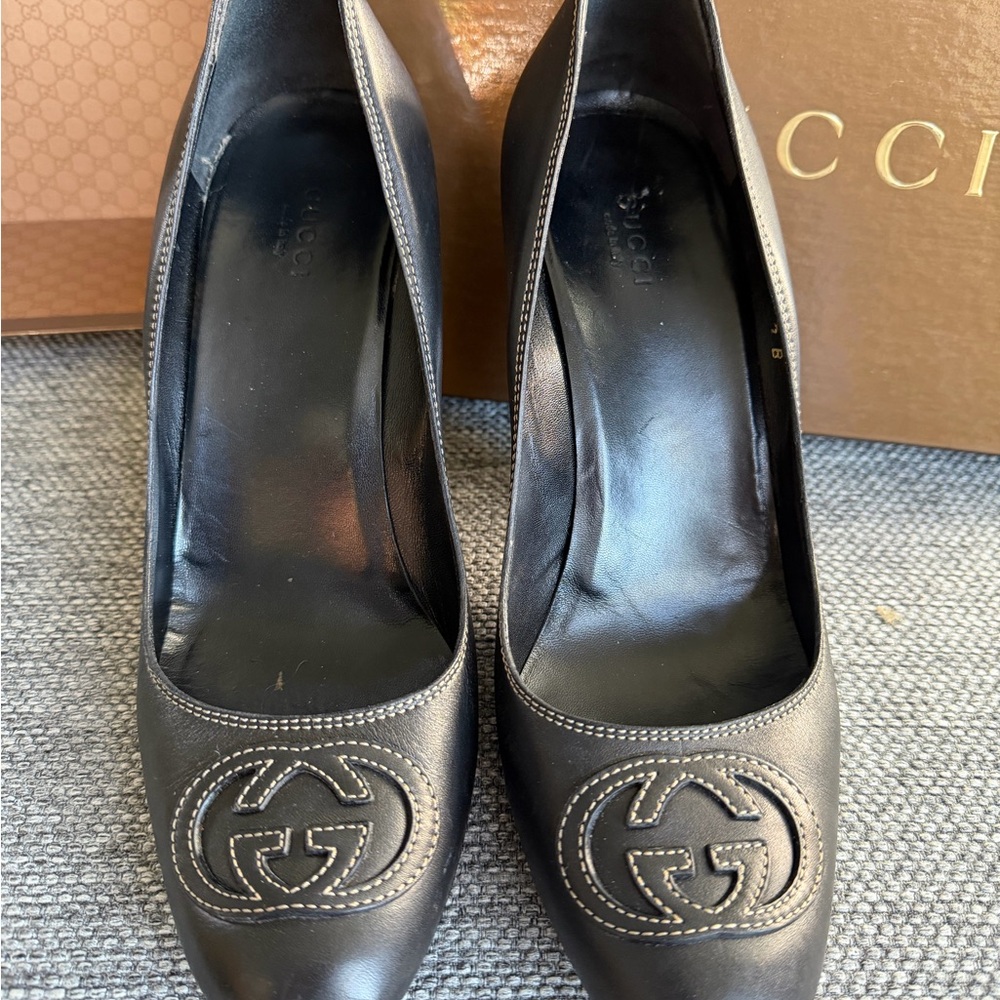 Gucci Black Leather Heel Pumps with GG Medallion - Picture 4 of 10